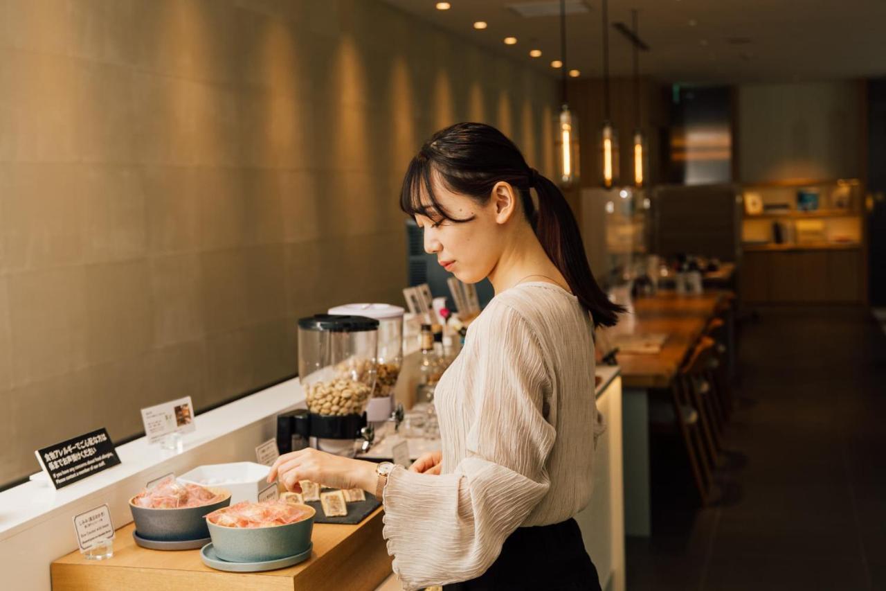 Kanazawa Tokyu Hotel Eksteriør billede A woman working in a restaurant