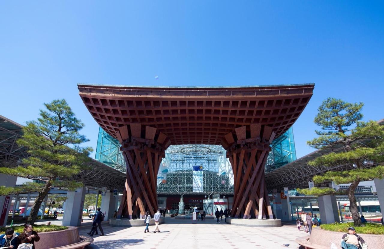 Kanazawa Tokyu Hotel Eksteriør billede The station entrance in 2015