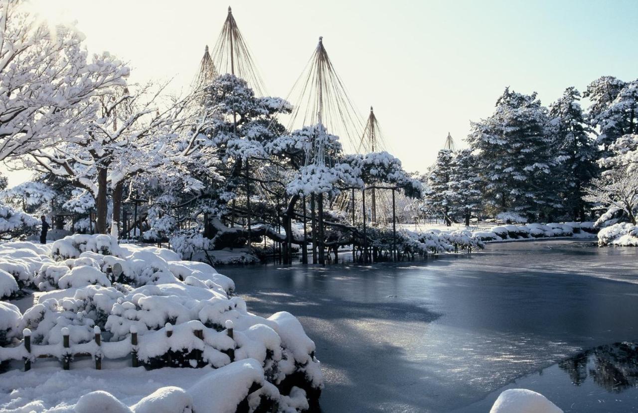 Kanazawa Tokyu Hotel Eksteriør billede The Japanese garden in winter