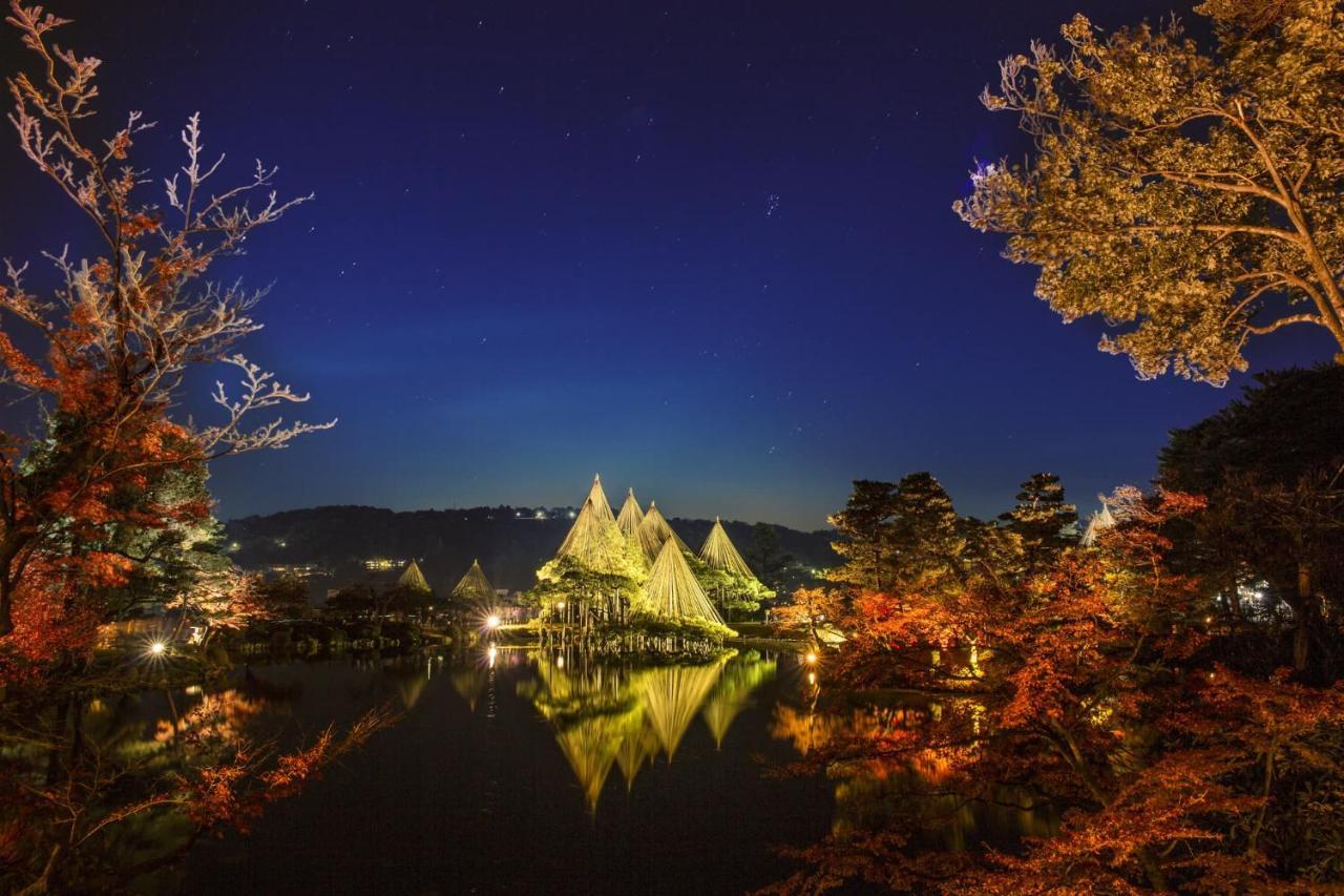 Kanazawa Tokyu Hotel Eksteriør billede The pyramids of the museum at night
