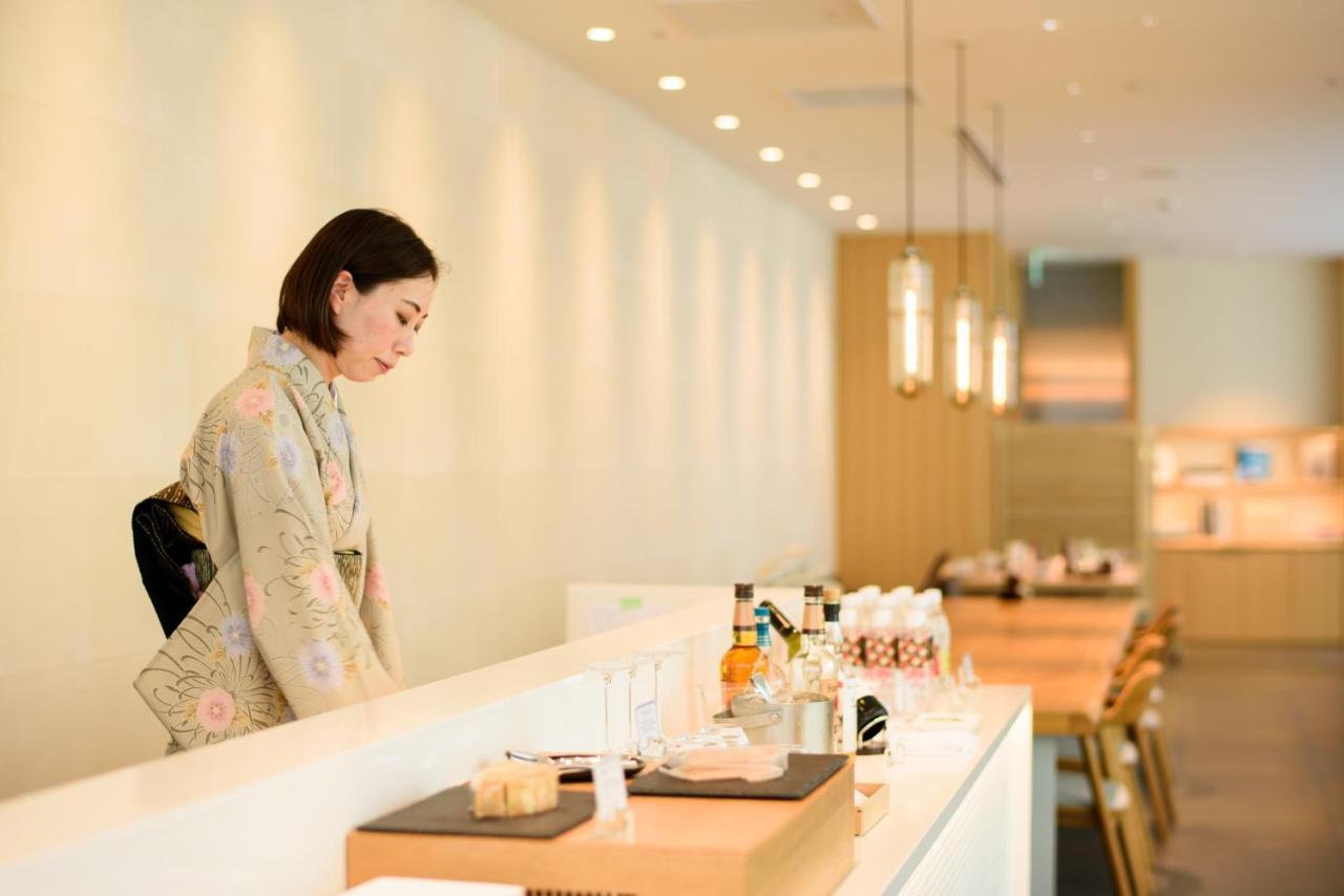 Kanazawa Tokyu Hotel Eksteriør billede A flight attendant at the airport