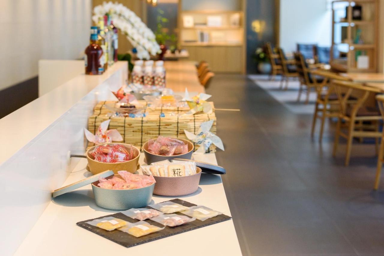 Kanazawa Tokyu Hotel Eksteriør billede A buffet at a restaurant